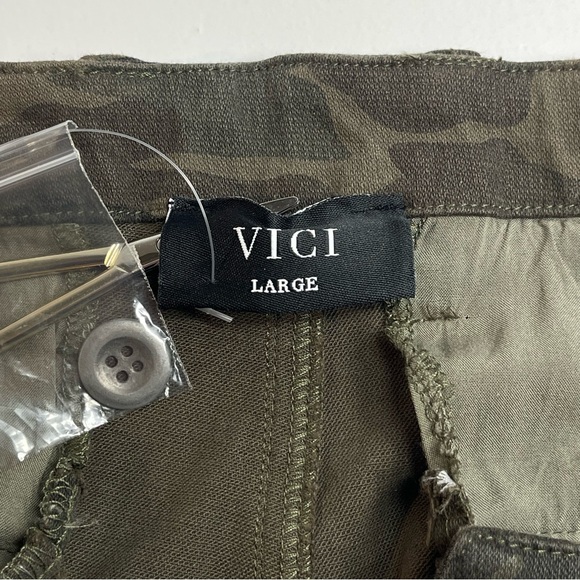 NWOT VICI Women's Green Camo Cargo Pants Stretch Size Large - Picture 4 of 10